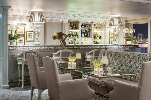 Uniworld SS Maria Theresa - Bar du Leopard 2.jpg